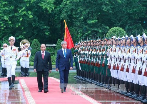 Vietnam und Rumänien wollen Zusammenarbeit beschleunigen - ảnh 1